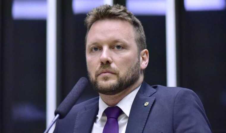 Deputado propõe lei para proibir Seleção com camisa vermelha