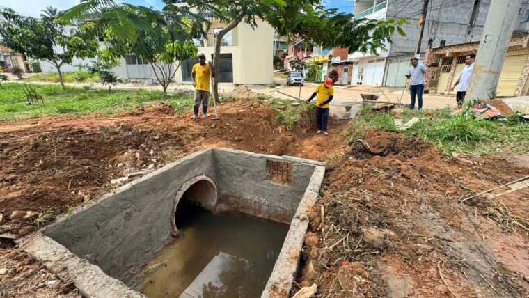 Prefeitura de Ilhéus realiza obra de drenagem no Loteamento Parque das Mangueiras